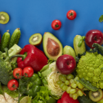 frutas e verduras sob uma mesa azul
