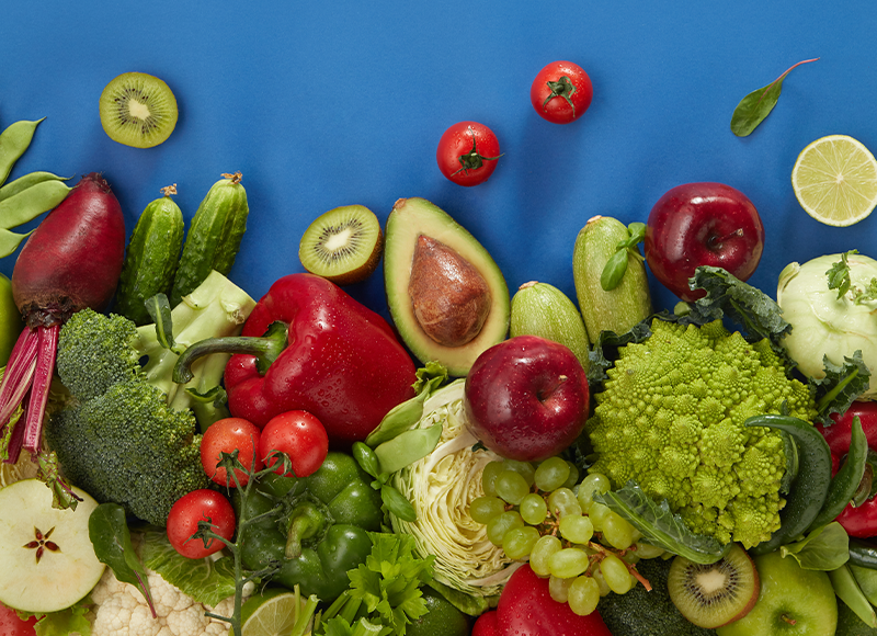 frutas e verduras sob uma mesa azul