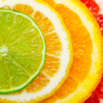 Imagem de várias rodelas de limão e laranja.