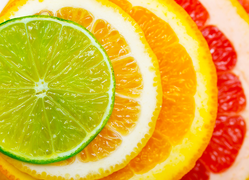 Imagem de várias rodelas de limão e laranja.