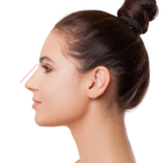 Imagem de perfil de uma mulher branca com cabelo amarrado e com marcações no nariz.