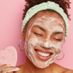 Imagem de uma mulher negra fazendo skincare.